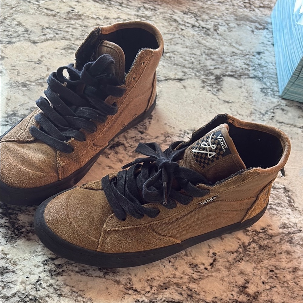 Size 7W / 5.5M Vans